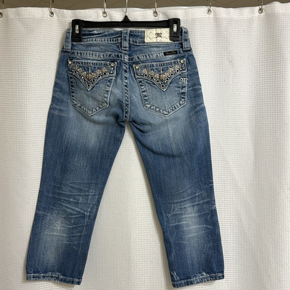 Miss Me Jean capris. Medium wash low rise Size 25 - Picture 3 of 10
